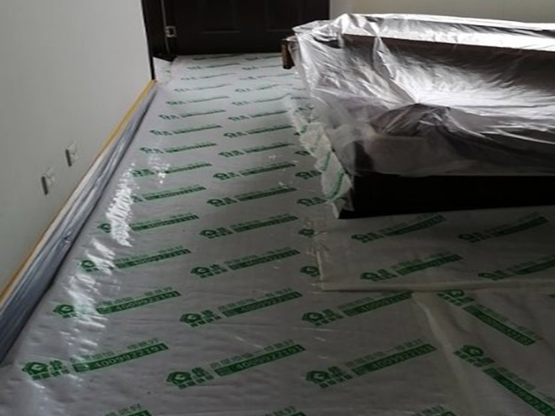 地面家具保護(hù)：地面有瓷磚或是地板的話，很可能改造的時(shí)候?qū)λ麄冇袀Φ模栽谂f房改造中一定要對(duì)地面進(jìn)行保護(hù)，可以在地面鋪上厚厚的廢紙箱，紙箱下面墊些軟的東西，防止刮花地板。再叫施工師傅用鉆子鑿，別用大鐵錘直接砸。直接砸碎磚會(huì)亂飛。