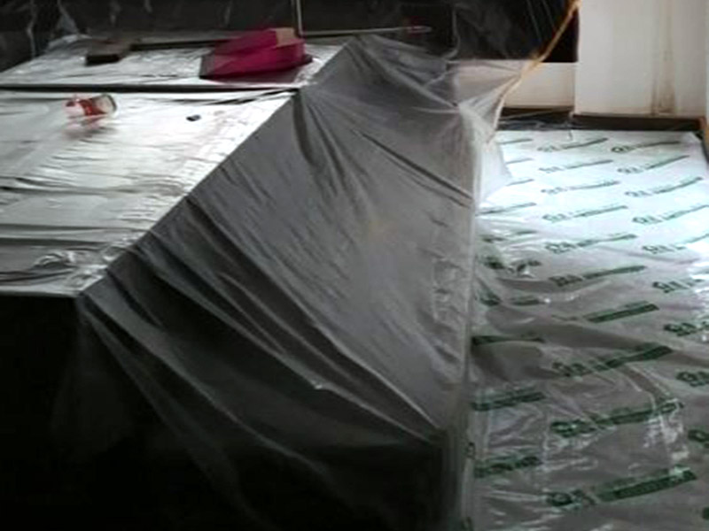 地面家具保護(hù)：地面有瓷磚或是地板的話，很可能改造的時(shí)候?qū)λ麄冇袀Φ?，所以在舊房改造中一定要對(duì)地面進(jìn)行保護(hù)，可以在地面鋪上厚厚的廢紙箱，紙箱下面墊些軟的東西，防止刮花地板。再叫施工師傅用鉆子鑿，別用大鐵錘直接砸。直接砸碎磚會(huì)亂飛。