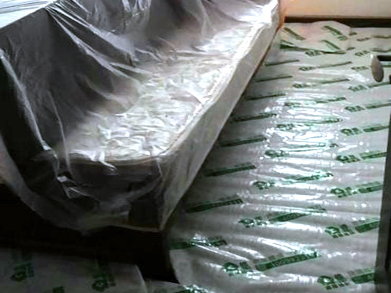 地面家具保護(hù)：地面有瓷磚或是地板的話，很可能改造的時(shí)候?qū)λ麄冇袀Φ?，所以在舊房改造中一定要對(duì)地面進(jìn)行保護(hù)，可以在地面鋪上厚厚的廢紙箱，紙箱下面墊些軟的東西，防止刮花地板。再叫施工師傅用鉆子鑿，別用大鐵錘直接砸。直接砸碎磚會(huì)亂飛。