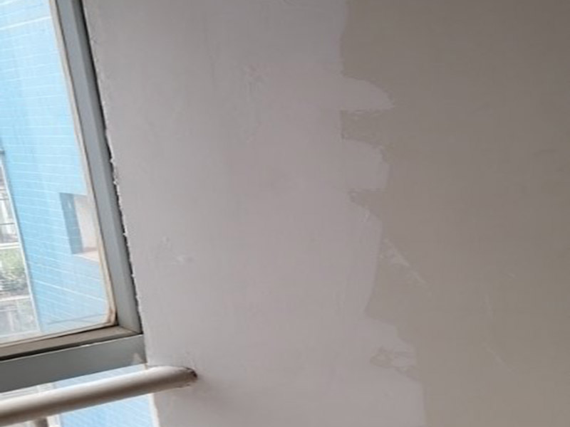 局部墻面翻新：舊墻面在翻新前一定要做墻面基底處理，粉化嚴(yán)重的要全部鏟除，鏟除后抹上一層白水泥，原來墻面過于光滑、刷過油漆的鏟除后還要做打磨處理，把粘結(jié)不牢的表皮去掉，便于新涂料和墻體粘結(jié)。 墻面底漆的作用是抗堿防潮、封固基材、保護(hù)面漆，提高面漆的質(zhì)感和遮蓋力，對于老房翻新，墻面一定要做底漆，如果沒有刷底漆就直接上面漆的話，時(shí)間一長墻面容易起泡、發(fā)霉，太陽照曬時(shí)間長了也容易變色。墻面的修補(bǔ)最好是整塊墻面，或是盡可能地選擇較大面積進(jìn)行修補(bǔ)，這樣可以盡量避免產(chǎn)生色差，修補(bǔ)后的質(zhì)量也更好。