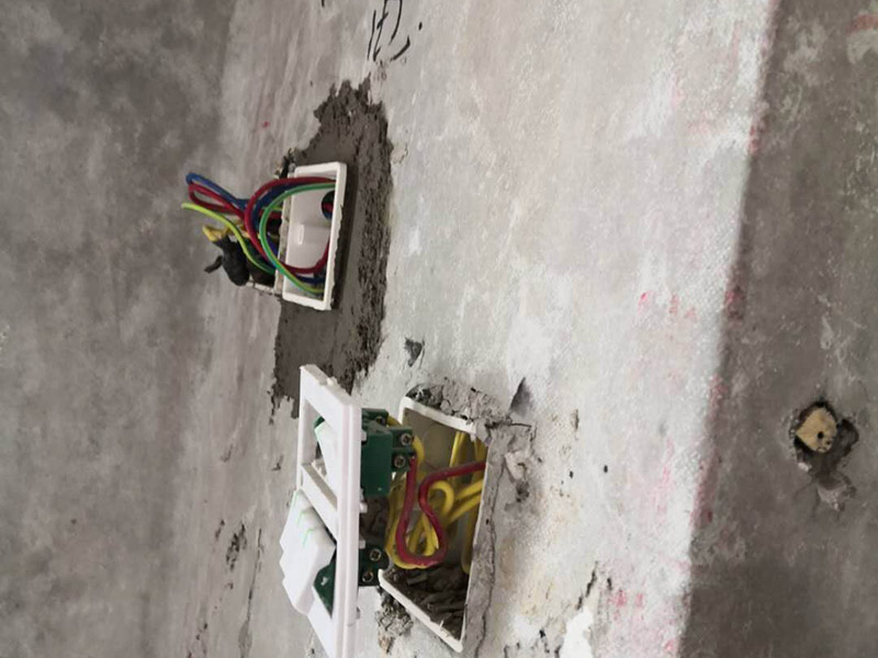 插座布線安裝：衛(wèi)生間的電路改造只需要把整體照明燈具的線路預(yù)留好就可以，相對來說比較簡單。另外，衛(wèi)生間是水氣較多的地方，因此，嚴(yán)禁在衛(wèi)生間內(nèi)的潮濕處如淋浴區(qū)或澡盆附近設(shè)置電源插座，其它區(qū)域設(shè)置的電源插座應(yīng)采用防濺式。有外窗時，應(yīng)在外窗旁預(yù)留排氣扇接線盒或插座，由于排氣風(fēng)道一般在淋浴區(qū)或澡盆附近，所以接線盒或插座應(yīng)距地面2.25m以上安裝。距淋浴區(qū)或澡盆外沿0.6m外預(yù)留電熱水器插座和潔身器用電源插座。在盥洗臺鏡旁設(shè)置美容用和剃須用電源插座，距地面1.5m～1.6m安裝。安裝在衛(wèi)生間的插座宜帶開關(guān)和指示燈，如果安裝在潮濕位置的插座，最好在插座表面安裝一個防水的蓋子，避免水汽進(jìn)入插座內(nèi)，引起短路。