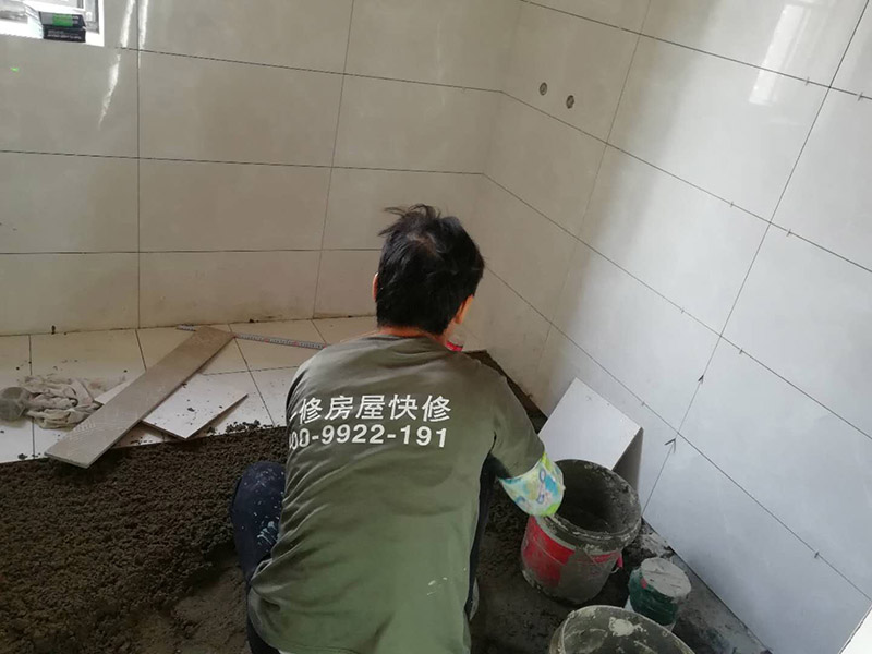 浴室墻磚地磚鋪貼：在鋪貼瓷磚前，我們要先把還沒涂抹水泥的地磚鋪在地上，并敲平，然后在地磚上涂滿水泥，鋪在地面，鋪地磚的過程中要對(duì)齊四塊磚的對(duì)角位置。   另外，在鋪貼瓷磚時(shí)也要講究鋪貼順序，在鋪地磚時(shí)應(yīng)從內(nèi)向外貼，有坡度或地漏的地方，要注意排水方向找坡，而墻面磚應(yīng)從下往上貼，底層的瓷磚要最后貼，這樣鋪貼出來才美觀，我們鋪完地磚后還要壓地磚。
