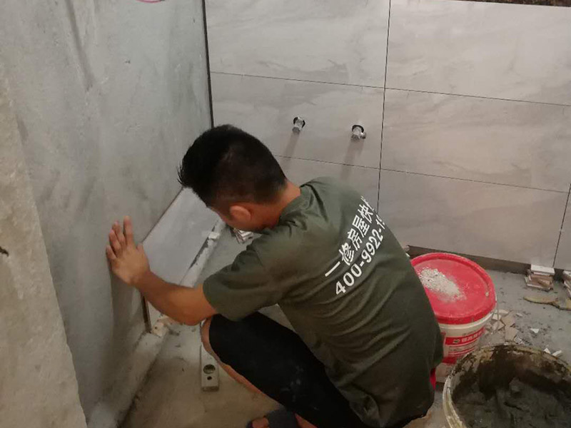 浴室墻磚地磚鋪貼：在鋪貼瓷磚前，我們要先把還沒涂抹水泥的地磚鋪在地上，并敲平，然后在地磚上涂滿水泥，鋪在地面，鋪地磚的過程中要對(duì)齊四塊磚的對(duì)角位置。   另外，在鋪貼瓷磚時(shí)也要講究鋪貼順序，在鋪地磚時(shí)應(yīng)從內(nèi)向外貼，有坡度或地漏的地方，要注意排水方向找坡，而墻面磚應(yīng)從下往上貼，底層的瓷磚要最后貼，這樣鋪貼出來才美觀，我們鋪完地磚后還要壓地磚。