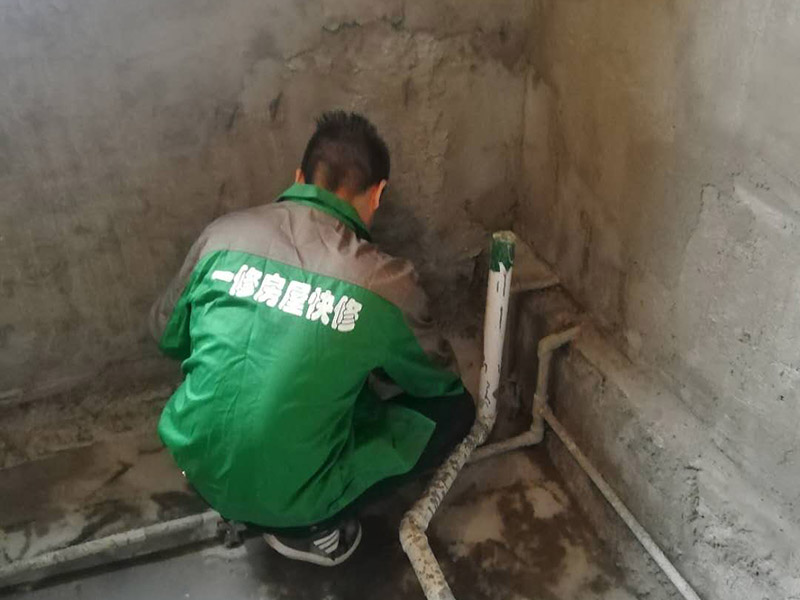 浴室墻磚地磚鋪貼：在鋪貼瓷磚前，我們要先把還沒涂抹水泥的地磚鋪在地上，并敲平，然后在地磚上涂滿水泥，鋪在地面，鋪地磚的過程中要對(duì)齊四塊磚的對(duì)角位置。   另外，在鋪貼瓷磚時(shí)也要講究鋪貼順序，在鋪地磚時(shí)應(yīng)從內(nèi)向外貼，有坡度或地漏的地方，要注意排水方向找坡，而墻面磚應(yīng)從下往上貼，底層的瓷磚要最后貼，這樣鋪貼出來才美觀，我們鋪完地磚后還要壓地磚。