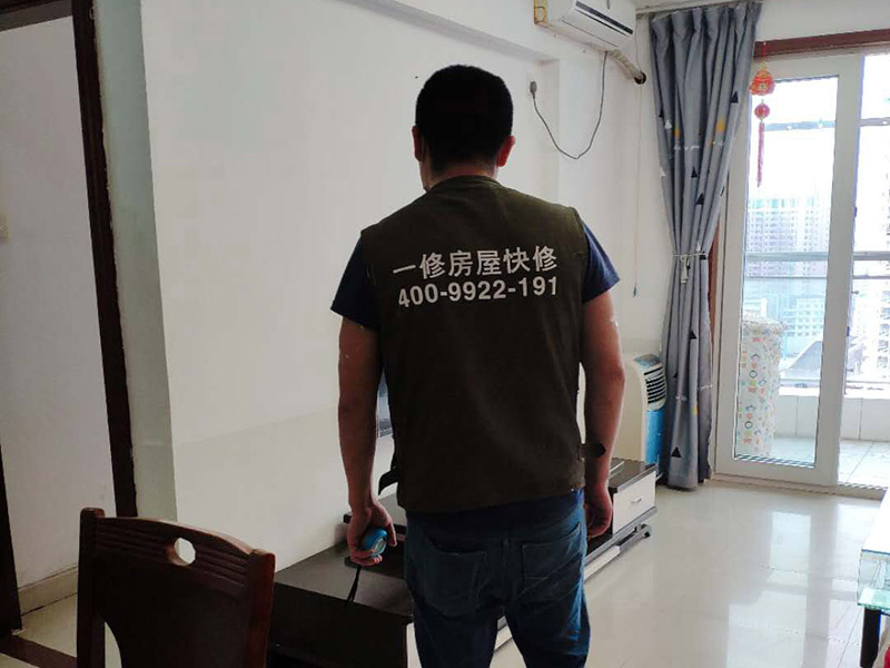 廚房吊頂檢查維修：廚衛(wèi)吊頂首先就是要注意“三防”，即防水、防潮和防火，所以在材料的選擇上，不提倡采用木龍骨。目前家裝中普遍采用的是鋁扣板，其基本上能夠克服老一代PVC板的一些缺陷，比如時(shí)間過長容易變色、老化以及破損，同時(shí)粘上的油膩物質(zhì)難以清洗等?，F(xiàn)在市面上也有一些鋁塑板，雖然這種材料和鋁扣板只有一字之差，但是在實(shí)用效果上卻大不相同，因?yàn)樵诎惭b鋁塑板的過程中，一般要采用木工板撐底，這種做法是非常不明智的，如果防潮處理不好，后果將不堪設(shè)想，所以不建議使用。