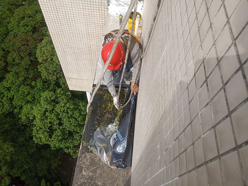 外墻露臺防水：1、找到本來的防水層，由于防水層不是顯露的，是在面層下部，有必要將面層進(jìn)行悉數(shù)根除，找到本來的防水層。 2、將原防水層根除以后，找平，將本來下部保溫層里存的水進(jìn)行排干，設(shè)一些排氣孔做排氣辦法，將保溫層里的水分排干。 3、如果在康復(fù)美化的情況下，咱們需求做的防水層有必要是阻根防水層，阻根防水層有改性瀝青卷材阻根防水層、還有高分子卷材阻根防水層。 4、做完防水層以后，必定要做找坡處理，不要形成屋面部分存水，通常設(shè)置水泥砂漿找平找坡，找坡的斜度不小于3％。