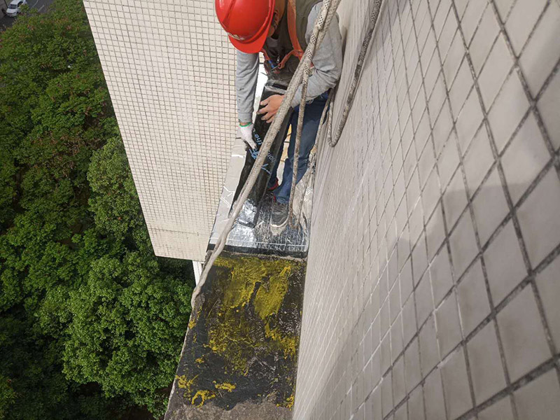 外墻露臺防水：1、找到本來的防水層，由于防水層不是顯露的，是在面層下部，有必要將面層進(jìn)行悉數(shù)根除，找到本來的防水層。 2、將原防水層根除以后，找平，將本來下部保溫層里存的水進(jìn)行排干，設(shè)一些排氣孔做排氣辦法，將保溫層里的水分排干。 3、如果在康復(fù)美化的情況下，咱們需求做的防水層有必要是阻根防水層，阻根防水層有改性瀝青卷材阻根防水層、還有高分子卷材阻根防水層。 4、做完防水層以后，必定要做找坡處理，不要形成屋面部分存水，通常設(shè)置水泥砂漿找平找坡，找坡的斜度不小于3％。