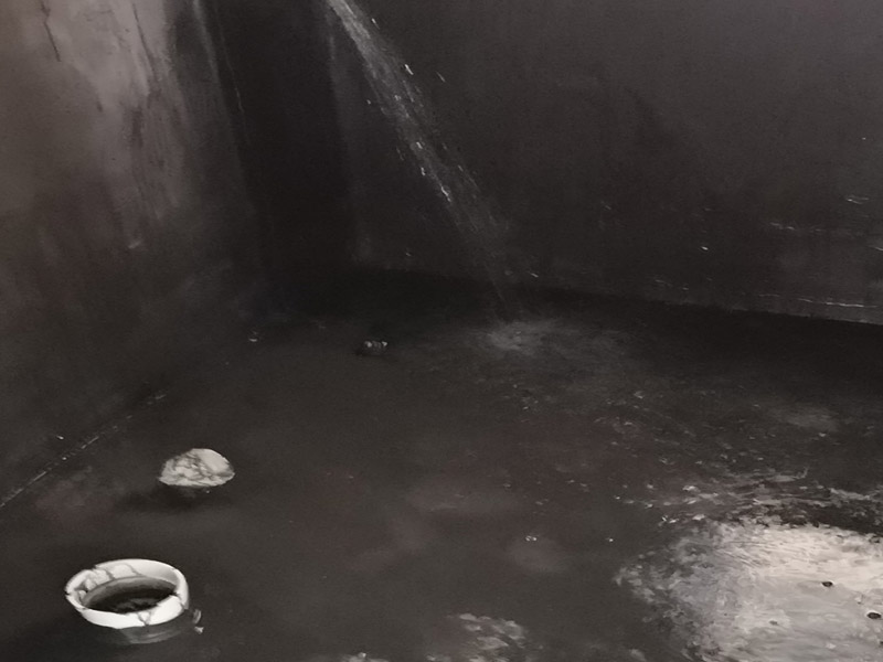 衛(wèi)生間閉水試驗(yàn)：堵：將地面所有排水口（地漏、豎管等）全部堵住，如果衛(wèi)生間地面太高，應(yīng)該在門(mén)口砌一個(gè)水泥臺(tái)，防止水外流。 注：向衛(wèi)生間內(nèi)注水，注水高度不低于20mm（一般不超過(guò)40mm）——衛(wèi)生間地面是有坡度的，這里的高度，應(yīng)該在坡度最高的地方測(cè)量。 如果墻面也做了防水，在注水的過(guò)程中，應(yīng)該同時(shí)向墻壁上淋水。 注水后，保持24~48小時(shí)。