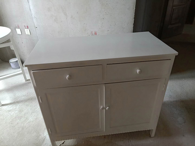 舊家具翻新：家具刷油漆首先要根據(jù)木材表面粗糙、堅(jiān)硬程度選擇型號(hào)相當(dāng)?shù)纳凹堖M(jìn)行打磨。刷底漆，根據(jù)木材的密度調(diào)整底漆的稠度，硬木密度高，油漆可以調(diào)稀一點(diǎn)，軟木則要調(diào)黏稠一點(diǎn)。刷漆時(shí)，應(yīng)順著木材的紋理均勻涂刷，切忌過厚，待完全干燥后用砂紙打磨，直至手感光滑、無突起為止，用潮濕的軟布擦拭幾遍，最后擦干。刷第二遍漆，以蓋住第一遍漆為準(zhǔn)，然后用水砂紙順著刷漆方向輕輕均勻打磨。刷第三遍漆，刷后用更細(xì)的水砂紙蘸水打磨，力度不要太猛，打磨要均勻。最后一遍漆，無須打磨，上一層保護(hù)蠟即可。