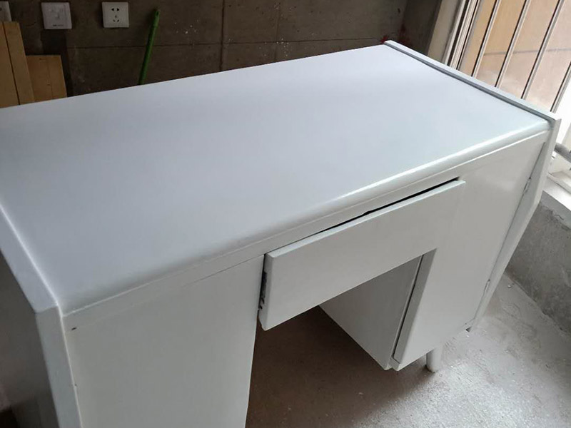 舊家具翻新：家具刷油漆首先要根據(jù)木材表面粗糙、堅(jiān)硬程度選擇型號(hào)相當(dāng)?shù)纳凹堖M(jìn)行打磨。刷底漆，根據(jù)木材的密度調(diào)整底漆的稠度，硬木密度高，油漆可以調(diào)稀一點(diǎn)，軟木則要調(diào)黏稠一點(diǎn)。刷漆時(shí)，應(yīng)順著木材的紋理均勻涂刷，切忌過厚，待完全干燥后用砂紙打磨，直至手感光滑、無突起為止，用潮濕的軟布擦拭幾遍，最后擦干。刷第二遍漆，以蓋住第一遍漆為準(zhǔn)，然后用水砂紙順著刷漆方向輕輕均勻打磨。刷第三遍漆，刷后用更細(xì)的水砂紙蘸水打磨，力度不要太猛，打磨要均勻。最后一遍漆，無須打磨，上一層保護(hù)蠟即可。