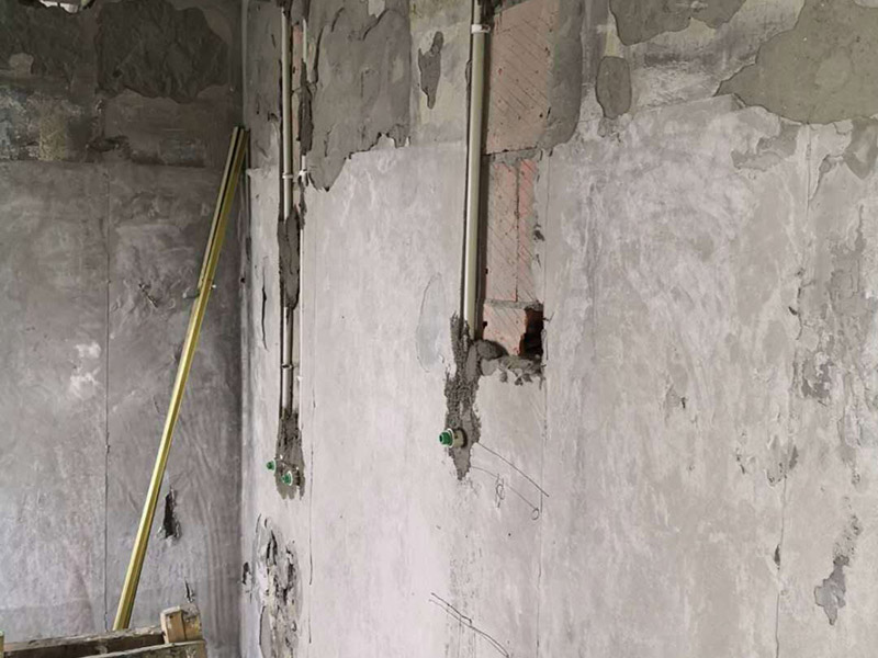 水電暗管布線：暗線電路也叫做暗線布線，其注意就是指先將電路安裝好，然后再進(jìn)行裝潢，吧電線撞到墻壁內(nèi)，就連開關(guān)插座都是暗孔的，而暗線布線的有點(diǎn)就是是的墻壁上面沒有電路的痕跡，使得裝修非常的美觀，而且安全性也大大的提高了，不過缺點(diǎn)也是非常煩人的。暗線布線選材注意事項(xiàng)   暗線布線在施工的時(shí)候應(yīng)該采用暗管布線來施工，而一般采用的暗管都是pvc管。
