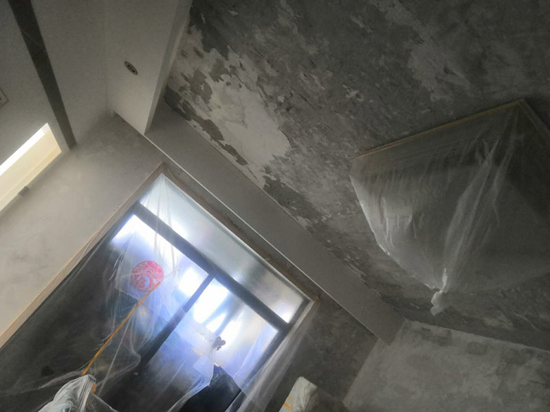 全屋墻面鏟除翻新：舊墻面在翻新前一定要做墻面基底處理，粉化嚴(yán)重的要全部鏟除，鏟除后抹上一層白水泥，原來墻面過于光滑、刷過油漆的鏟除后還要做打磨處理，把粘結(jié)不牢的表皮去掉，便于新涂料和墻體粘結(jié)。墻面底漆的作用是抗堿防潮、封固基材、保護(hù)面漆，提高面漆的質(zhì)感和遮蓋力，對于老房翻新，墻面一定要做底漆，如果沒有刷底漆就直接上面漆的話，時間一長墻面容易起泡、發(fā)霉，太陽照曬時間長了也容易變色。已經(jīng)上好面漆的墻面要修補(bǔ)會比較麻煩，容易產(chǎn)生色差，材料的使用時間不同，質(zhì)量也難以保證，很難達(dá)到理想效果。 所以墻面的修補(bǔ)最好是整塊墻面，或是盡可能地選擇較大面積進(jìn)行修補(bǔ)，這樣可以盡量避免產(chǎn)生色差，修補(bǔ)后的質(zhì)量也更好。