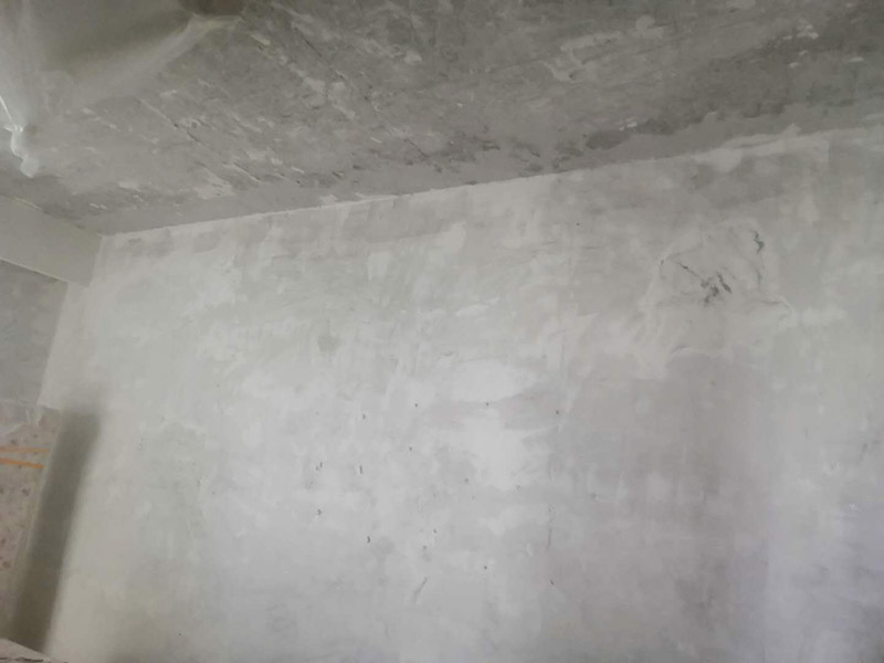 全屋墻面鏟除翻新：舊墻面在翻新前一定要做墻面基底處理，粉化嚴(yán)重的要全部鏟除，鏟除后抹上一層白水泥，原來墻面過于光滑、刷過油漆的鏟除后還要做打磨處理，把粘結(jié)不牢的表皮去掉，便于新涂料和墻體粘結(jié)。墻面底漆的作用是抗堿防潮、封固基材、保護(hù)面漆，提高面漆的質(zhì)感和遮蓋力，對于老房翻新，墻面一定要做底漆，如果沒有刷底漆就直接上面漆的話，時間一長墻面容易起泡、發(fā)霉，太陽照曬時間長了也容易變色。已經(jīng)上好面漆的墻面要修補(bǔ)會比較麻煩，容易產(chǎn)生色差，材料的使用時間不同，質(zhì)量也難以保證，很難達(dá)到理想效果。 所以墻面的修補(bǔ)最好是整塊墻面，或是盡可能地選擇較大面積進(jìn)行修補(bǔ)，這樣可以盡量避免產(chǎn)生色差，修補(bǔ)后的質(zhì)量也更好。