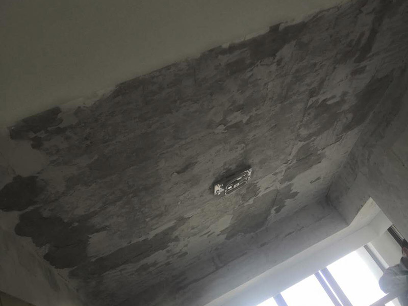 全屋墻面鏟除翻新：舊墻面在翻新前一定要做墻面基底處理，粉化嚴(yán)重的要全部鏟除，鏟除后抹上一層白水泥，原來墻面過于光滑、刷過油漆的鏟除后還要做打磨處理，把粘結(jié)不牢的表皮去掉，便于新涂料和墻體粘結(jié)。墻面底漆的作用是抗堿防潮、封固基材、保護(hù)面漆，提高面漆的質(zhì)感和遮蓋力，對于老房翻新，墻面一定要做底漆，如果沒有刷底漆就直接上面漆的話，時間一長墻面容易起泡、發(fā)霉，太陽照曬時間長了也容易變色。已經(jīng)上好面漆的墻面要修補(bǔ)會比較麻煩，容易產(chǎn)生色差，材料的使用時間不同，質(zhì)量也難以保證，很難達(dá)到理想效果。 所以墻面的修補(bǔ)最好是整塊墻面，或是盡可能地選擇較大面積進(jìn)行修補(bǔ)，這樣可以盡量避免產(chǎn)生色差，修補(bǔ)后的質(zhì)量也更好。