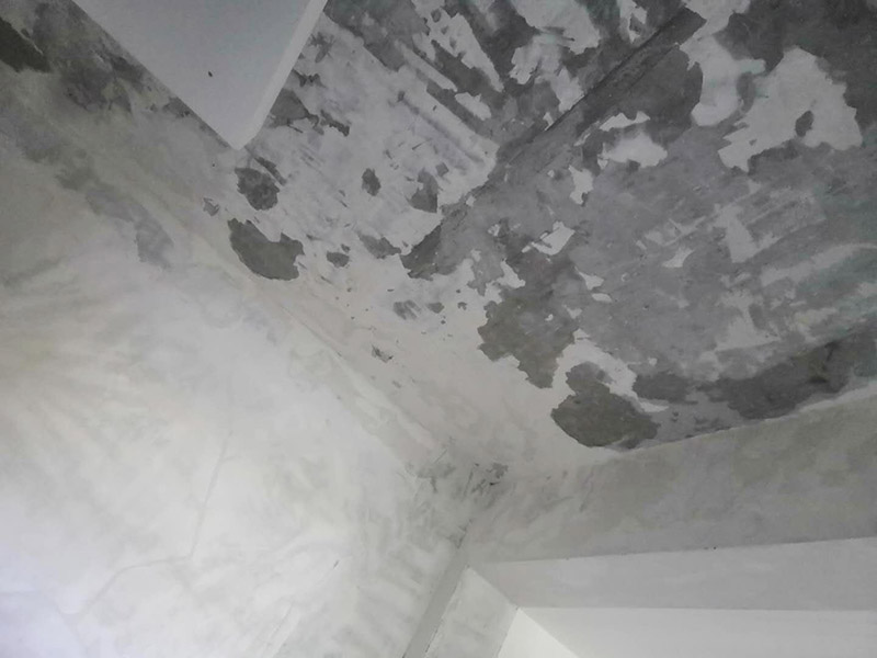 全屋墻面鏟除翻新：舊墻面在翻新前一定要做墻面基底處理，粉化嚴(yán)重的要全部鏟除，鏟除后抹上一層白水泥，原來墻面過于光滑、刷過油漆的鏟除后還要做打磨處理，把粘結(jié)不牢的表皮去掉，便于新涂料和墻體粘結(jié)。墻面底漆的作用是抗堿防潮、封固基材、保護(hù)面漆，提高面漆的質(zhì)感和遮蓋力，對于老房翻新，墻面一定要做底漆，如果沒有刷底漆就直接上面漆的話，時間一長墻面容易起泡、發(fā)霉，太陽照曬時間長了也容易變色。已經(jīng)上好面漆的墻面要修補(bǔ)會比較麻煩，容易產(chǎn)生色差，材料的使用時間不同，質(zhì)量也難以保證，很難達(dá)到理想效果。 所以墻面的修補(bǔ)最好是整塊墻面，或是盡可能地選擇較大面積進(jìn)行修補(bǔ)，這樣可以盡量避免產(chǎn)生色差，修補(bǔ)后的質(zhì)量也更好。
