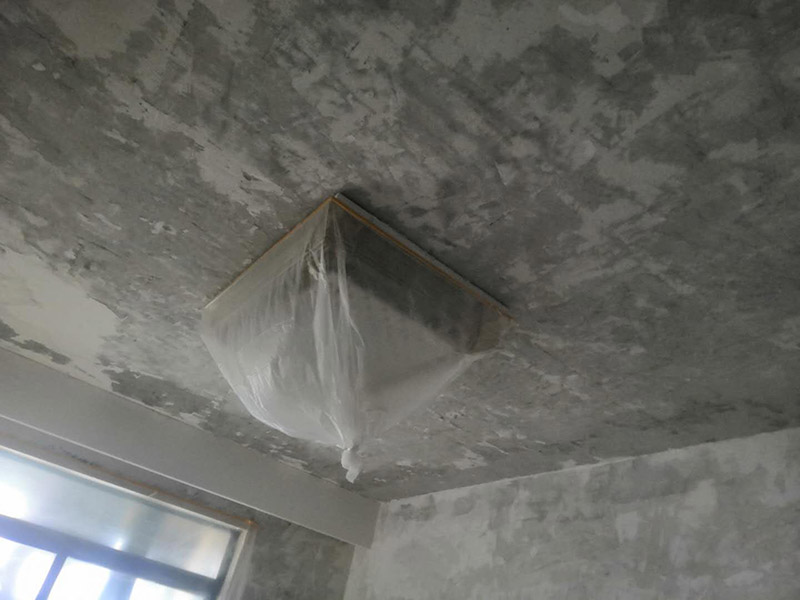 全屋墻面鏟除翻新：舊墻面在翻新前一定要做墻面基底處理，粉化嚴(yán)重的要全部鏟除，鏟除后抹上一層白水泥，原來墻面過于光滑、刷過油漆的鏟除后還要做打磨處理，把粘結(jié)不牢的表皮去掉，便于新涂料和墻體粘結(jié)。墻面底漆的作用是抗堿防潮、封固基材、保護(hù)面漆，提高面漆的質(zhì)感和遮蓋力，對于老房翻新，墻面一定要做底漆，如果沒有刷底漆就直接上面漆的話，時間一長墻面容易起泡、發(fā)霉，太陽照曬時間長了也容易變色。已經(jīng)上好面漆的墻面要修補(bǔ)會比較麻煩，容易產(chǎn)生色差，材料的使用時間不同，質(zhì)量也難以保證，很難達(dá)到理想效果。 所以墻面的修補(bǔ)最好是整塊墻面，或是盡可能地選擇較大面積進(jìn)行修補(bǔ)，這樣可以盡量避免產(chǎn)生色差，修補(bǔ)后的質(zhì)量也更好。