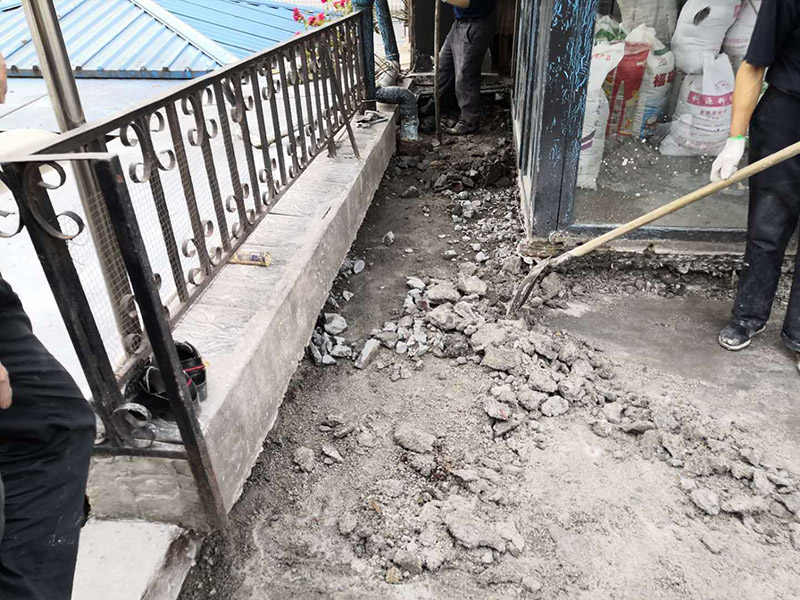 露臺陽臺地面防水改造：首先為陽臺封裝防水，由于是防水工作的第一道防線，因此是千萬不可馬虎的，在做陽臺封裝時，在選材方面就需要選擇防水防潮的材料，在施工過程中應(yīng)注意做好密閉，若沒有做好封裝的話，陽臺的防水將會大打折扣。 陽臺地面防水的做法與衛(wèi)生間做防水的做法差不多，都是從找平基層開始，再到涂上防水層、鋪上防水材料，最后對地面進行檢驗，鋪設(shè)地面等。這里需要注意的是，陽臺的防水層完成之后一定要與室內(nèi)地面具有一定的高度差，最好低于室內(nèi)地面2-3cm的高度。 最后需要對陽臺進行排水工程工作，在安裝陽臺排水管道時不要有太多的彎道，否則容易導(dǎo)致排水不便，地漏一定要順暢。
