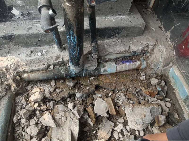 露臺陽臺地面防水改造：首先為陽臺封裝防水，由于是防水工作的第一道防線，因此是千萬不可馬虎的，在做陽臺封裝時，在選材方面就需要選擇防水防潮的材料，在施工過程中應(yīng)注意做好密閉，若沒有做好封裝的話，陽臺的防水將會大打折扣。 陽臺地面防水的做法與衛(wèi)生間做防水的做法差不多，都是從找平基層開始，再到涂上防水層、鋪上防水材料，最后對地面進行檢驗，鋪設(shè)地面等。這里需要注意的是，陽臺的防水層完成之后一定要與室內(nèi)地面具有一定的高度差，最好低于室內(nèi)地面2-3cm的高度。 最后需要對陽臺進行排水工程工作，在安裝陽臺排水管道時不要有太多的彎道，否則容易導(dǎo)致排水不便，地漏一定要順暢。