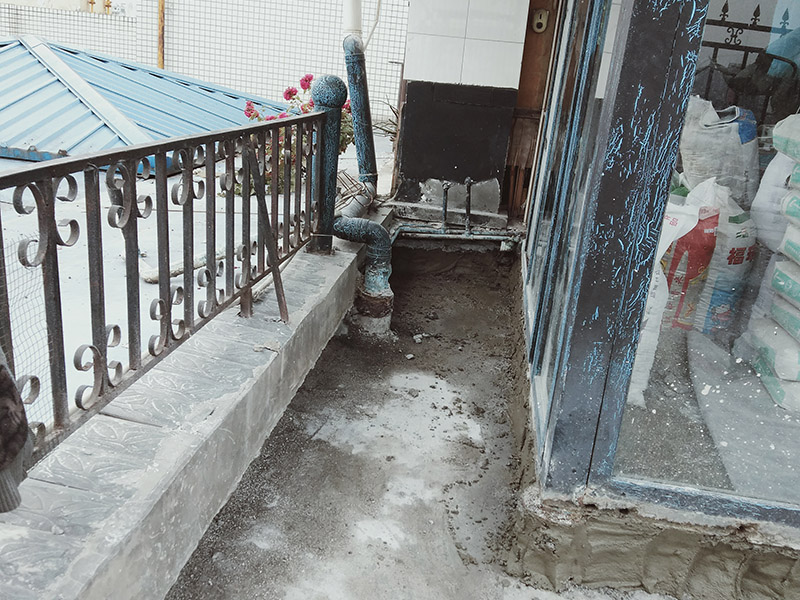 露臺陽臺地面防水改造：首先為陽臺封裝防水，由于是防水工作的第一道防線，因此是千萬不可馬虎的，在做陽臺封裝時，在選材方面就需要選擇防水防潮的材料，在施工過程中應(yīng)注意做好密閉，若沒有做好封裝的話，陽臺的防水將會大打折扣。 陽臺地面防水的做法與衛(wèi)生間做防水的做法差不多，都是從找平基層開始，再到涂上防水層、鋪上防水材料，最后對地面進行檢驗，鋪設(shè)地面等。這里需要注意的是，陽臺的防水層完成之后一定要與室內(nèi)地面具有一定的高度差，最好低于室內(nèi)地面2-3cm的高度。 最后需要對陽臺進行排水工程工作，在安裝陽臺排水管道時不要有太多的彎道，否則容易導(dǎo)致排水不便，地漏一定要順暢。