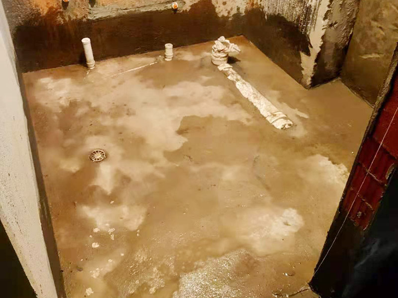 衛(wèi)生間局部翻新：衛(wèi)生間改造中水電的改造尤為重要且需要最早開始著手，由于會涉及到浴霸采暖、燈光的線路走向、水管的入墻等問題，所以在改造之前需制定一個(gè)詳細(xì)的水電走向設(shè)計(jì)，從而提高安全質(zhì)量以及滿足裝修業(yè)主們生活的需要。其次就是需要對其做相應(yīng)的防水處理。因?yàn)樵谌粘５募彝ブ?，衛(wèi)生間的水是處處可見的，非常潮濕。衛(wèi)生間內(nèi)的防水涂料是由地面延伸到墻面的，涂刷過程中精良的保證厚度均勻。還需要處理好地面和墻面交界處的各類管件的涂刷。待防水處理完全確定后，等待地面干透就可以做后續(xù)的工程了。這里要著重提醒，衛(wèi)生間下水口位置的防水要特別處理好，保證今后的檢查與維修。