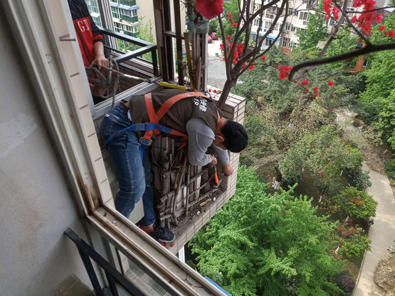 陽臺植物拆除:將陽臺和客廳打通。很多人想擴(kuò)大自家客廳面積，改善采光情況，因此就選擇打通陽臺和客廳，這并不是完全不行的，但是要考慮戶型的實(shí)際情況。有的戶型陽臺的墻是用來抗震的，如果拆掉，短期看不出問題，但是長期使用必然會影響房子的承載能力，遇到嚴(yán)重災(zāi)禍的時(shí)候，就完全無法抵抗了。