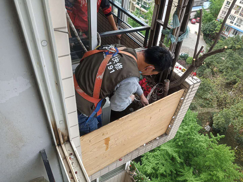 陽臺植物拆除:將陽臺和客廳打通。很多人想擴(kuò)大自家客廳面積，改善采光情況，因此就選擇打通陽臺和客廳，這并不是完全不行的，但是要考慮戶型的實(shí)際情況。有的戶型陽臺的墻是用來抗震的，如果拆掉，短期看不出問題，但是長期使用必然會影響房子的承載能力，遇到嚴(yán)重災(zāi)禍的時(shí)候，就完全無法抵抗了。