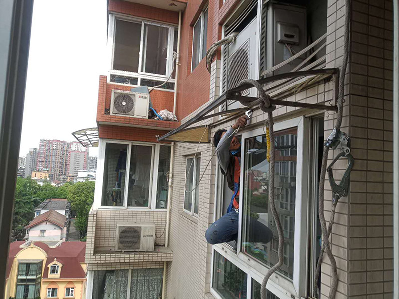 雨棚拆除：如果僅僅是在一層，作為進(jìn)戶雨篷，則不計(jì)算：1.雨篷結(jié)構(gòu)的外邊線至外墻結(jié)構(gòu)外邊線的寬度超過2.10m者，應(yīng)按雨篷結(jié)構(gòu)板的水平投影面積的1／2計(jì)算。 2.建筑物的陽臺均應(yīng)按其水平投影面積的1／2計(jì)算。 3.有永久性頂蓋無圍護(hù)結(jié)構(gòu)的車棚、貨棚、站臺、加油站、收費(fèi)站等，應(yīng)按其頂蓋水平投影面積的1／2計(jì)算。 4.有永久性頂蓋的室外樓梯，應(yīng)按建筑物自然層的水平投影面積的1／2計(jì)算。