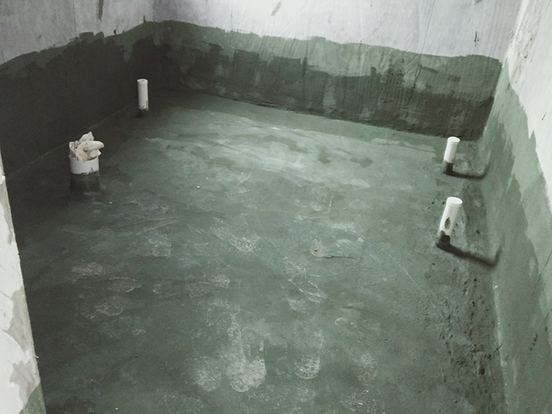 廁所刷防水：施工前確保工地干凈、干燥，防水涂料要涂滿，無遺漏，與基層結合牢固，無裂紋，無氣泡，無脫落現(xiàn)象。涂刷高度一致，厚度要達到產品規(guī)定要求。注意第一、第二遍防水涂料間需要有一定時間間隔，待第一遍涂料干透后才能進行第二遍，具體時間視涂料而定。間隔時間太短，防水的效果會大打折扣。閉水試驗時，地面最高點的水不能低于2厘米，保存至少24小時，觀察無滲漏現(xiàn)象后方算合格。如有滲漏，需重做，且莫不能疏忽大意。