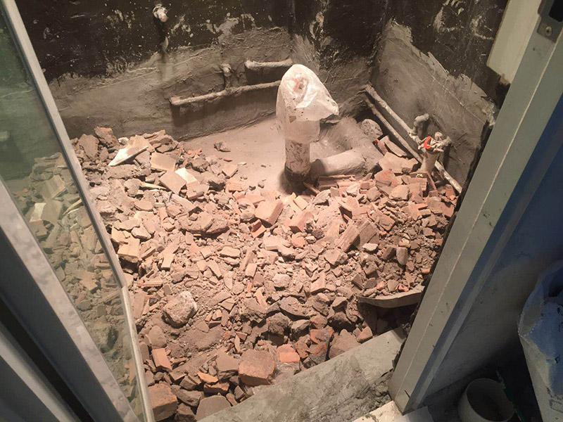 衛(wèi)生間防水施工：1、刷第一遍防水涂料，施工前確保工地干凈、干燥；2、刷第二遍防水涂料，干透后才能進行第二遍；3、在防水涂料表面鋪上保護層，覆蓋防水層；4、閉水試驗，水線不能低于2厘米；5、基層處理、清理，做找平層、二次蓄水試驗。