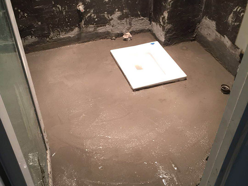 衛(wèi)生間防水施工：1、刷第一遍防水涂料，施工前確保工地干凈、干燥；2、刷第二遍防水涂料，干透后才能進行第二遍；3、在防水涂料表面鋪上保護層，覆蓋防水層；4、閉水試驗，水線不能低于2厘米；5、基層處理、清理，做找平層、二次蓄水試驗。