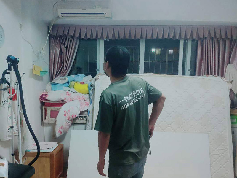 置物架安裝：測量拉線就是需要對(duì)安裝的高度、置物架的鉆孔位置進(jìn)行測量匹配。選定安裝位置后，用鉛筆做上記號(hào)；拉線做好標(biāo)記后，在安裝前用尺子檢查一下該平直的線是否平直;用沖擊鉆在標(biāo)記號(hào)的孔位鉆孔，孔的大小要略大于用于固定的螺栓的直徑。墻體是整個(gè)居室的支撐結(jié)構(gòu)，涉及到在墻面安裝，即使是很小的墻上置物架，也要考慮墻體條件。