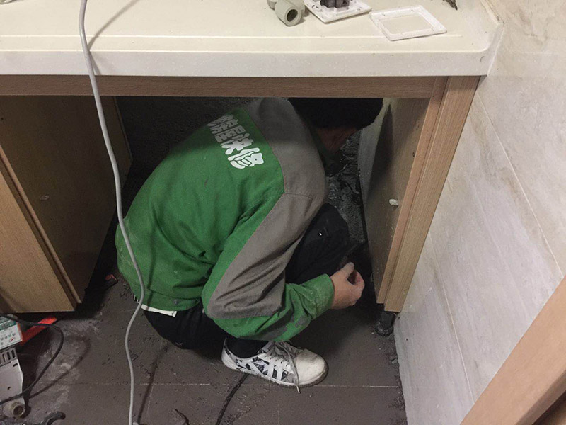 管道漏水維修：首先如果是暗管需要砸墻找到漏點源頭，將漏點擦干，用堵漏水泥涂在漏水處，用膠帶纏好，10分鐘后可以使用使用。 可以去買度一根PVC的水管來自己接，先把壞了的那根管知子割斷，把接口先套進管子的一端，使另外的一端的割斷位置正好與接口的另外的一個口子齊平，使它剛道好能夠弄直，然后把直接往這一端送，使兩端都有一定的交叉接著距離(長度)然后把它拆卸下來，用PVC膠水涂回抹在直接的兩端內(nèi)側(cè)答與兩個下水管的外側(cè)。