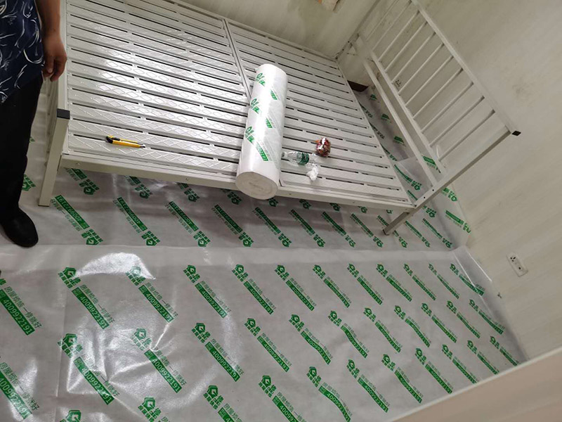 臥室墻面重新粉刷：整理墻面。用鏟刀鏟除墻面已松動的膩子層，無法用鏟刀鏟除的膩子層，用小錘子悄悄敲擊，如果沒有空鼓聲音，而且敲后仍不松動的可以保留原有的基層。清洗墻面外表的浮塵和油污等。用耐膩子對局部損壞部位進行修補完好。涂刷底漆(糯米圖植物涂料直接上底料，不需要膩子層)，待膩子層干燥固化后，涂刷1-2遍底漆。涂刷面漆。待底漆徹底干燥后，涂刷兩遍面漆。涂料涂刷時不能過量兌水，尤其是深色彩的涂料，兌水過多也許致使浮色發(fā)花等不良現(xiàn)象。