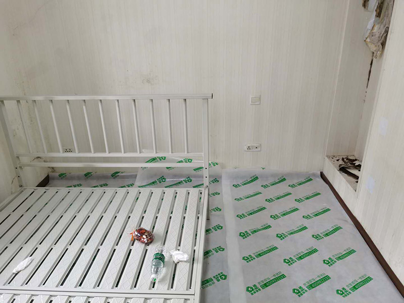 臥室墻面重新粉刷：整理墻面。用鏟刀鏟除墻面已松動的膩子層，無法用鏟刀鏟除的膩子層，用小錘子悄悄敲擊，如果沒有空鼓聲音，而且敲后仍不松動的可以保留原有的基層。清洗墻面外表的浮塵和油污等。用耐膩子對局部損壞部位進行修補完好。涂刷底漆(糯米圖植物涂料直接上底料，不需要膩子層)，待膩子層干燥固化后，涂刷1-2遍底漆。涂刷面漆。待底漆徹底干燥后，涂刷兩遍面漆。涂料涂刷時不能過量兌水，尤其是深色彩的涂料，兌水過多也許致使浮色發(fā)花等不良現(xiàn)象。