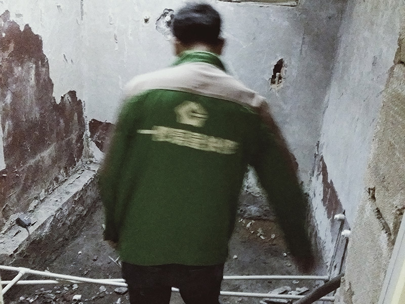 廚衛(wèi)改造排水管：一、下水管道改造刷膠時，一定更要將接口處的渣土清理干凈，并將管件的內(nèi)圓和管道的外圓涂上膠水，這一工序至關(guān)重要，如果沒有合理施工可能會導(dǎo)致下水管漏水。 二、整棟樓房的下水管道都必須安裝排氣口，并且要記得在最高處設(shè)計一個排氣孔，否則到了夏天下水管道中的腐爛物會發(fā)酵，不僅臭氣熏天，還會對健康產(chǎn)生不利。 三、安裝下水管時必須掌握好坡度，一般進(jìn)水口應(yīng)高于出水口，坡度比沒有嚴(yán)格要求但要注意下水管道安裝之后不能抬高地面。 四、記得加防臭彎頭，進(jìn)行下水管改造時要事先與樓下住戶協(xié)商，從樓下開始施工，否則會難以加防臭彎頭。如果不加防臭彎頭的話，臭味很容易通過管道進(jìn)入室內(nèi)。
