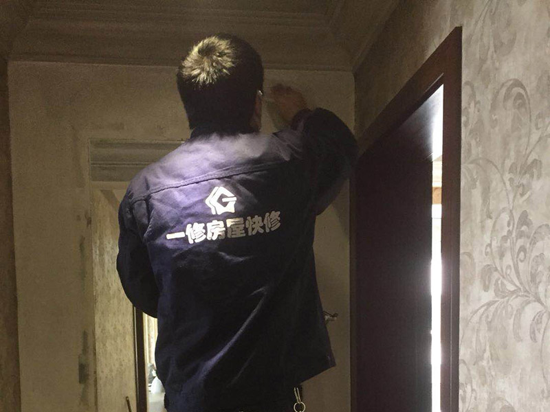 墻紙維修翻新：墻紙墻布鋪貼前，必須檢查墻面要干凈平整，墻體、墻皮表面無(wú)空鼓或松動(dòng)脫落。如果有墻面8大問(wèn)題，修復(fù)處理好墻體基底層?；さ雀赏福瑫r(shí)間為2小時(shí)-4小時(shí)。再一面墻陰角處開(kāi)始滾刷糯米膠，滾刷好一面墻（上下粉刷均勻）后才開(kāi)始貼墻布。墻紙墻布沿墻面放置，無(wú)縫接縫的必須上高度和墻面高度一致，對(duì)花拼接的墻紙墻布考慮好花樣、紋理的方向。