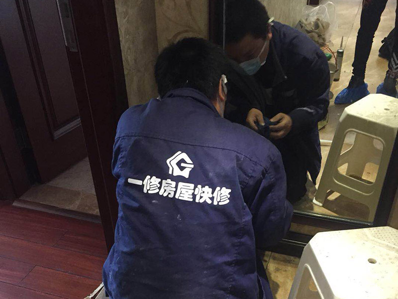 墻紙維修翻新：墻紙墻布鋪貼前，必須檢查墻面要干凈平整，墻體、墻皮表面無(wú)空鼓或松動(dòng)脫落。如果有墻面8大問(wèn)題，修復(fù)處理好墻體基底層?；さ雀赏?，時(shí)間為2小時(shí)-4小時(shí)。再一面墻陰角處開(kāi)始滾刷糯米膠，滾刷好一面墻（上下粉刷均勻）后才開(kāi)始貼墻布。墻紙墻布沿墻面放置，無(wú)縫接縫的必須上高度和墻面高度一致，對(duì)花拼接的墻紙墻布考慮好花樣、紋理的方向。
