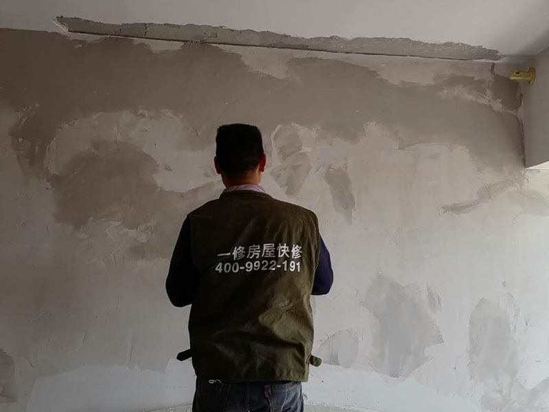 墻面乳膠漆翻新：如果原墻面只是簡單的變舊沒有剝離現(xiàn)象，可以直接清理干凈，用滾刷或噴涂機zhidao滾（噴）一遍云泉水性漆，等干透然后在上二遍就OK了！ 如果有裂縫或爆皮的，需要清理干凈浮塵再用鏟除墻面，有坑不內(nèi)平處用石膏找平，有裂縫的用布袋或網(wǎng)刷乳白膠粘貼到裂縫處，裂縫處需要刮兩遍膩子第一遍是為了黏住布袋和網(wǎng)容，第二遍找平，最后墻面一定要平整，然后再刷云泉水性漆就可以了！也是刷兩遍就OK了！