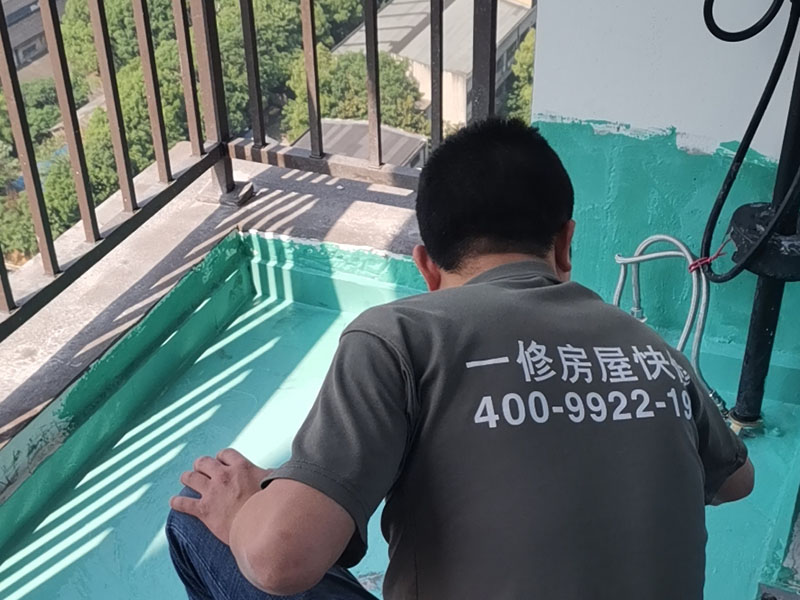 陽(yáng)臺(tái)防水施工：先用鏟刀和笤帚及工具將陽(yáng)臺(tái)基層表面的突起物、砂漿和疙瘩等鏟除并將塵土雜物清掃干凈，對(duì)陰陽(yáng)角、管根、地漏等部位應(yīng)認(rèn)真清理。 對(duì)陽(yáng)臺(tái)地漏、管根、陰陽(yáng)角等易發(fā)生漏水的部位，應(yīng)進(jìn)行特殊加強(qiáng)處理。 細(xì)部附加層：在地漏、管根、陰陽(yáng)角和出入口等易發(fā)生漏水的薄弱部位，可增加一層剛性防水，剛性防水寬度應(yīng)不小于100mm，搭接寬度應(yīng)不小于100mm。然后涂刷家裝專(zhuān)用防水涂料。 將配制好的防水涂料均勻涂刷在基層表面，涂刷量以0.8—1.0kg/㎡每遍為宜，直至防水合格為止，家裝防水要求一般為1.0mm左右。