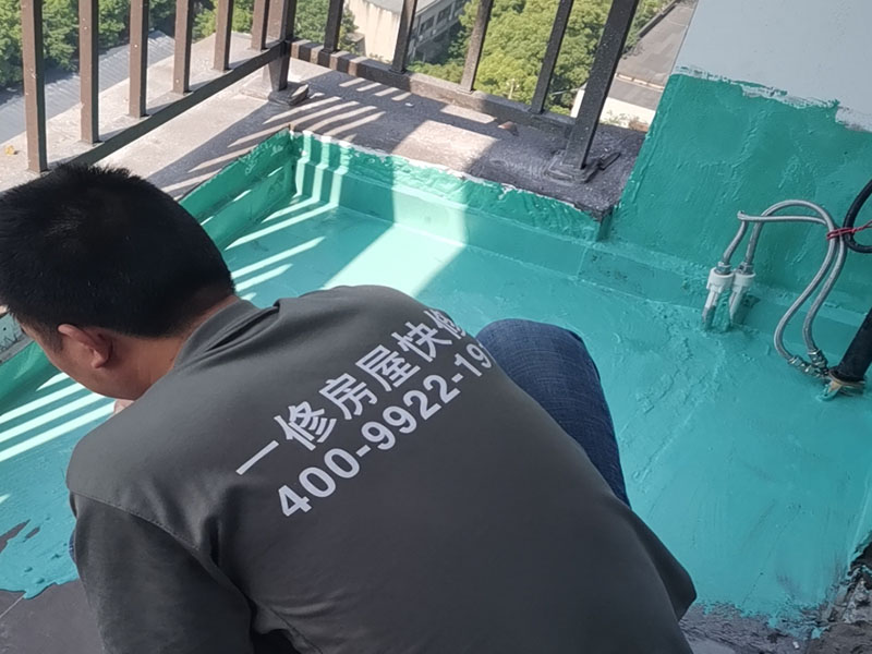 陽(yáng)臺(tái)防水施工：先用鏟刀和笤帚及工具將陽(yáng)臺(tái)基層表面的突起物、砂漿和疙瘩等鏟除并將塵土雜物清掃干凈，對(duì)陰陽(yáng)角、管根、地漏等部位應(yīng)認(rèn)真清理。 對(duì)陽(yáng)臺(tái)地漏、管根、陰陽(yáng)角等易發(fā)生漏水的部位，應(yīng)進(jìn)行特殊加強(qiáng)處理。 細(xì)部附加層：在地漏、管根、陰陽(yáng)角和出入口等易發(fā)生漏水的薄弱部位，可增加一層剛性防水，剛性防水寬度應(yīng)不小于100mm，搭接寬度應(yīng)不小于100mm。然后涂刷家裝專(zhuān)用防水涂料。 將配制好的防水涂料均勻涂刷在基層表面，涂刷量以0.8—1.0kg/㎡每遍為宜，直至防水合格為止，家裝防水要求一般為1.0mm左右。