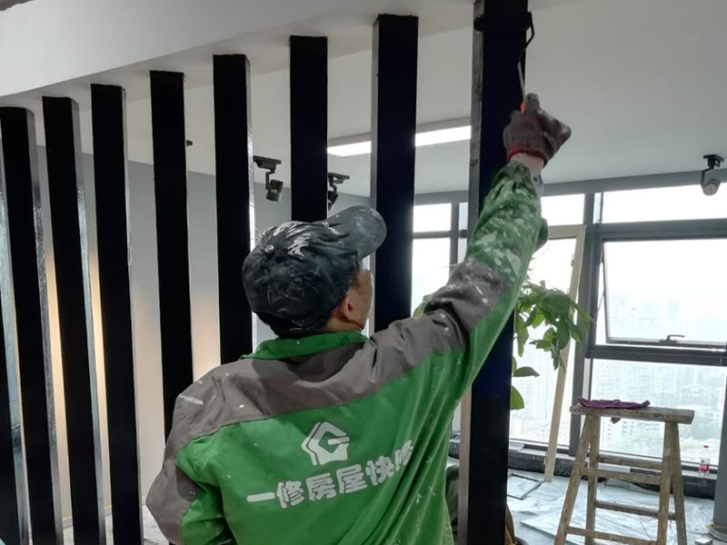 隔斷油漆翻新：首先用粗砂紙把需要刷油漆的地方都打磨一遍，注意轉角的地方不要打磨的太厲害，然后用布沾水，弄成半濕狀，把剛打磨完的粉末都擦干凈。拿細砂紙再重新打磨一遍，同樣要注意轉角處。再用沾水布把粉末清理干凈。就可以開始刷漆，刷漆的規(guī)則是從上到下，從左到右。