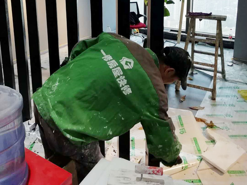 隔斷油漆翻新：首先用粗砂紙把需要刷油漆的地方都打磨一遍，注意轉角的地方不要打磨的太厲害，然后用布沾水，弄成半濕狀，把剛打磨完的粉末都擦干凈。拿細砂紙再重新打磨一遍，同樣要注意轉角處。再用沾水布把粉末清理干凈。就可以開始刷漆，刷漆的規(guī)則是從上到下，從左到右。