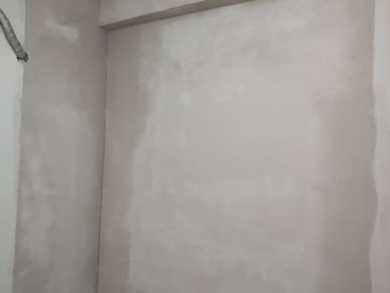 墻面翻新裝修：1、短期內(nèi)：對于購買的二手房墻面，如果是裝修沒多久，那么在進行墻面處理的時候，原先的耐水膩子可以保留一些，不用完全的鏟掉；用鋼刷和砂紙進行打磨墻面，打磨后即可重新涂刷乳膠漆。 2、時間間隔太久：如果是五年以上的耐水膩子，由于材料老化，在二次刷漆的時候，就必須全部鏟除至墻底，否則的話會影響今后墻面乳膠漆的施工質(zhì)量和裝修后的長期使用效果。