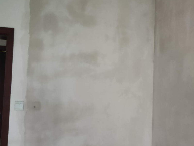 墻面翻新裝修：1、短期內(nèi)：對于購買的二手房墻面，如果是裝修沒多久，那么在進行墻面處理的時候，原先的耐水膩子可以保留一些，不用完全的鏟掉；用鋼刷和砂紙進行打磨墻面，打磨后即可重新涂刷乳膠漆。 2、時間間隔太久：如果是五年以上的耐水膩子，由于材料老化，在二次刷漆的時候，就必須全部鏟除至墻底，否則的話會影響今后墻面乳膠漆的施工質(zhì)量和裝修后的長期使用效果。