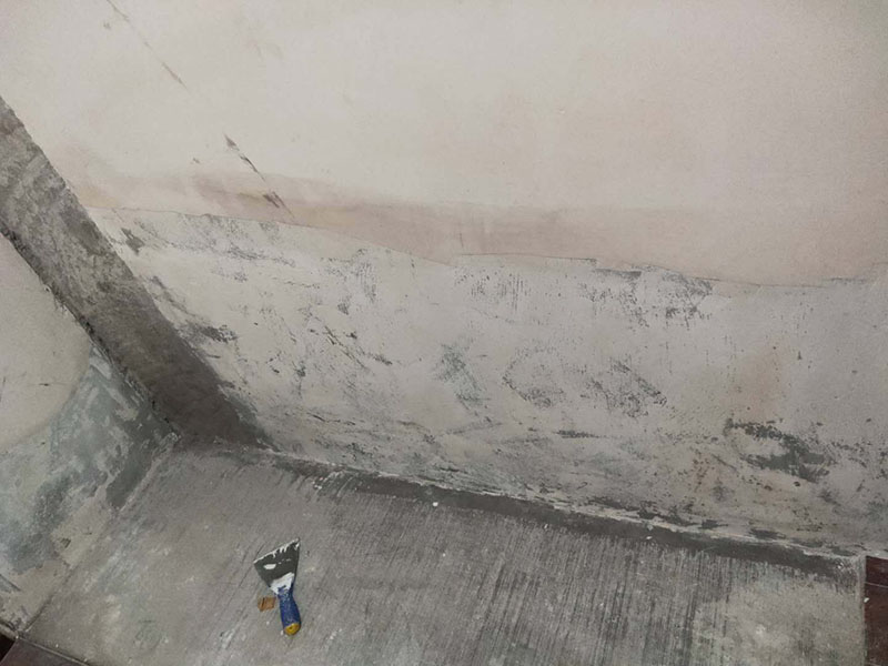 墻面局部維修翻新：墻面局部位置需要維修，墻面局部需要維修這個情況一般來說是比較常見的問題。可能由于以前裝修時施工工藝的原因，墻面局部出現(xiàn)開裂、脫落現(xiàn)象，或者墻面被家中小朋友亂寫亂畫，或不小心被硬物刮傷等等。這幾種問題都是比較常見的墻面局部問題，其中開裂以及刮傷這種有明顯傷痕的問題建議都是能夠盡快進(jìn)行維修，以免傷害到周圍其他完好墻面。 維修期間需要重新刮膩子進(jìn)行修補找平，那么在施工時就需要等到每一層膩子完全干透才能進(jìn)行下一步的施工。乳膠漆在涂刷底漆與面漆時同樣需要一個自然干透的時間，這些是比較影響我們墻面乳膠漆維修時間的主要因素。
