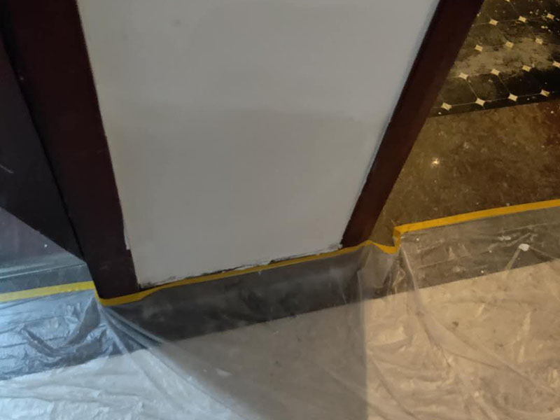 墻面局部維修翻新：墻面局部位置需要維修，墻面局部需要維修這個情況一般來說是比較常見的問題?？赡苡捎谝郧把b修時施工工藝的原因，墻面局部出現(xiàn)開裂、脫落現(xiàn)象，或者墻面被家中小朋友亂寫亂畫，或不小心被硬物刮傷等等。這幾種問題都是比較常見的墻面局部問題，其中開裂以及刮傷這種有明顯傷痕的問題建議都是能夠盡快進(jìn)行維修，以免傷害到周圍其他完好墻面。 維修期間需要重新刮膩子進(jìn)行修補找平，那么在施工時就需要等到每一層膩子完全干透才能進(jìn)行下一步的施工。乳膠漆在涂刷底漆與面漆時同樣需要一個自然干透的時間，這些是比較影響我們墻面乳膠漆維修時間的主要因素。