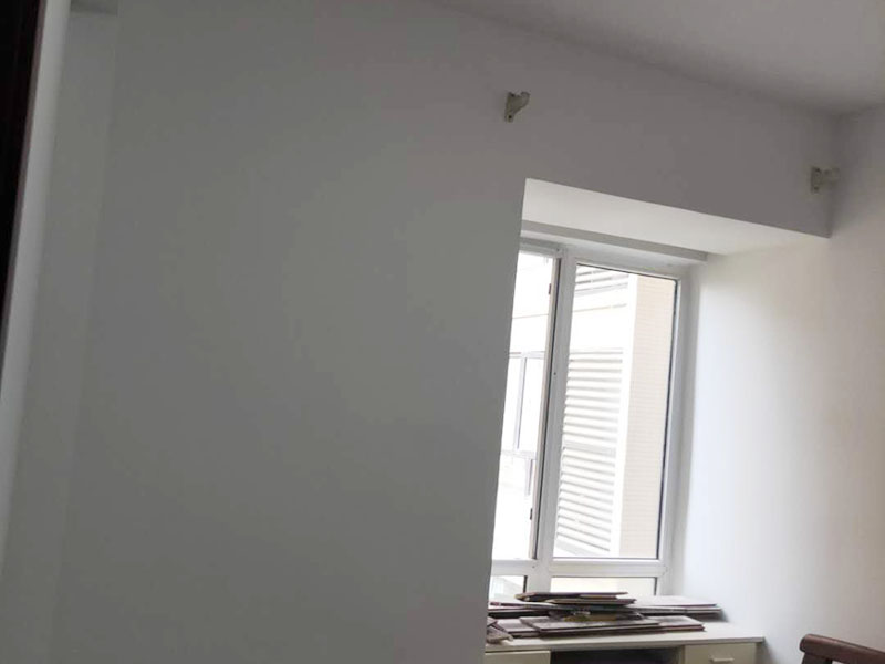 乳膠漆翻新：一般來說，內(nèi)墻乳膠漆，在墻砌好后，是在抹灰完成后，總包單位會進行兩道抹灰，第二道的時候基面加以修飾效果的補平。 　　所以一般都會批膩子，膩子的作用是讓墻面更平整一點。 雙飛粉也可以當膩子用，一般是用801+809膠水加雙飛粉攪拌。刮膩子后，總有些高低不平，或者基層不是很平整的面。這個時候，需要砂紙出動，進行手工的打磨，修復。中間還可以用太陽燈照明，便于檢查平整度。再用砂紙打磨，不斷的完善。