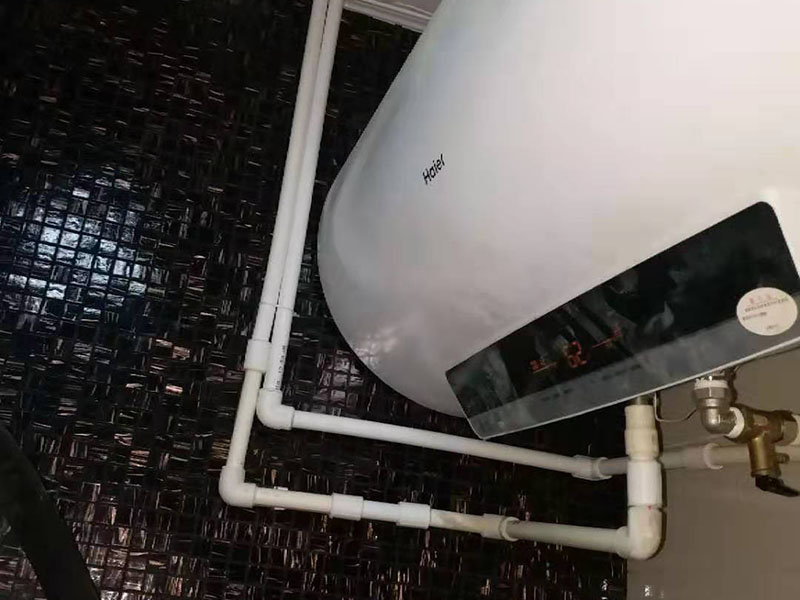熱水器改造水電線路： 1、管子走線一定要合理,盡量避免曲折。 2、安全閥和計(jì)量表盤安裝到寬敞、通風(fēng)且易于作的地方。 3、氣管走線不要走陰暗、潮濕等容易產(chǎn)生腐蝕性物質(zhì)的地方,避免管子被腐蝕后漏氣;盡量走通風(fēng)的地方,避免漏氣后可能造成嚴(yán)重后果。 4、用水點(diǎn)與熱水器之間的管子長(zhǎng)度盡量短一點(diǎn),這樣在需要用熱水的時(shí)候,可以更快的放到熱水,同時(shí)也可以減小浪費(fèi)。 5、除了廚房、衛(wèi)生間、洗衣間的用水,如果需要,盡量考慮今后是否會(huì)養(yǎng)花、養(yǎng)魚(yú)等,提前預(yù)留出水位置,以免以后改造麻煩。