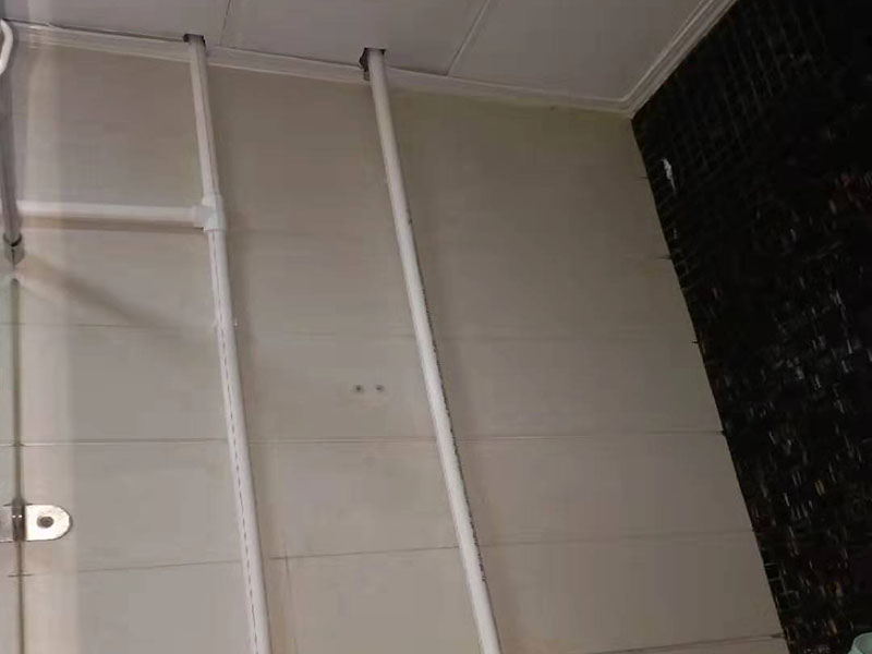 熱水器改造水電線路： 1、管子走線一定要合理,盡量避免曲折。 2、安全閥和計(jì)量表盤安裝到寬敞、通風(fēng)且易于作的地方。 3、氣管走線不要走陰暗、潮濕等容易產(chǎn)生腐蝕性物質(zhì)的地方,避免管子被腐蝕后漏氣;盡量走通風(fēng)的地方,避免漏氣后可能造成嚴(yán)重后果。 4、用水點(diǎn)與熱水器之間的管子長(zhǎng)度盡量短一點(diǎn),這樣在需要用熱水的時(shí)候,可以更快的放到熱水,同時(shí)也可以減小浪費(fèi)。 5、除了廚房、衛(wèi)生間、洗衣間的用水,如果需要,盡量考慮今后是否會(huì)養(yǎng)花、養(yǎng)魚(yú)等,提前預(yù)留出水位置,以免以后改造麻煩。