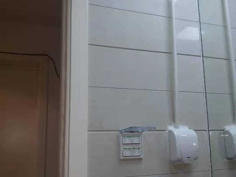 熱水器改造水電線路： 1、管子走線一定要合理,盡量避免曲折。 2、安全閥和計(jì)量表盤安裝到寬敞、通風(fēng)且易于作的地方。 3、氣管走線不要走陰暗、潮濕等容易產(chǎn)生腐蝕性物質(zhì)的地方,避免管子被腐蝕后漏氣;盡量走通風(fēng)的地方,避免漏氣后可能造成嚴(yán)重后果。 4、用水點(diǎn)與熱水器之間的管子長(zhǎng)度盡量短一點(diǎn),這樣在需要用熱水的時(shí)候,可以更快的放到熱水,同時(shí)也可以減小浪費(fèi)。 5、除了廚房、衛(wèi)生間、洗衣間的用水,如果需要,盡量考慮今后是否會(huì)養(yǎng)花、養(yǎng)魚(yú)等,提前預(yù)留出水位置,以免以后改造麻煩。